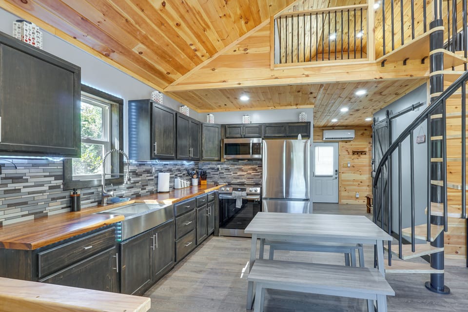 Kitchen | Main Level | Dining Table