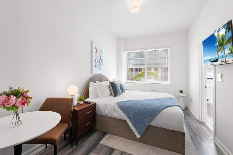 Miami Miami Beach Junior Queen Studio Bedroom