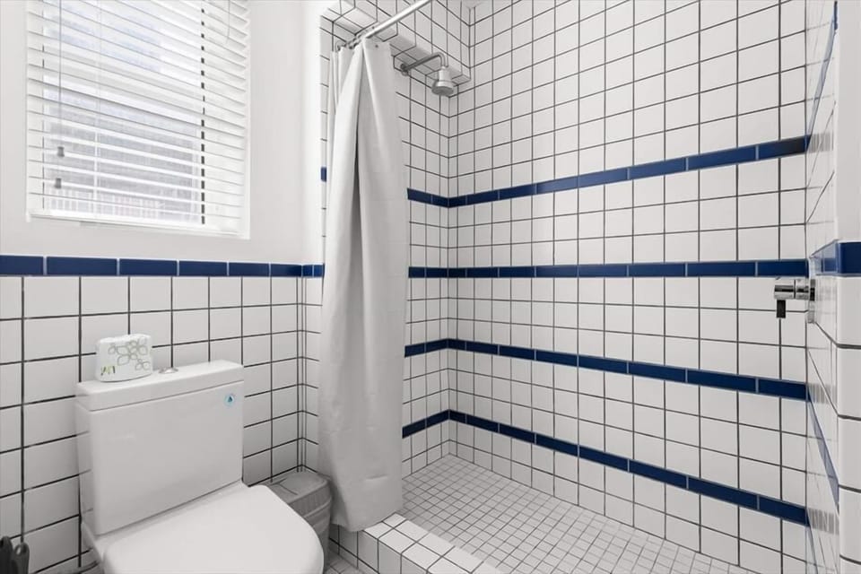 Miami Miami Beach Junior Queen Studio Bathroom