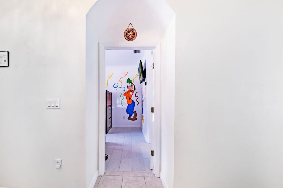 Hall / Mickey Mouse Ent