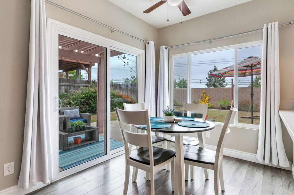 Downstairs: Breakfast Area Seats 4