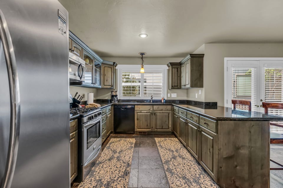 Kitchen: Well-equipped kitchen, updated appliances, drip coffee maker, kitchen island & barstools