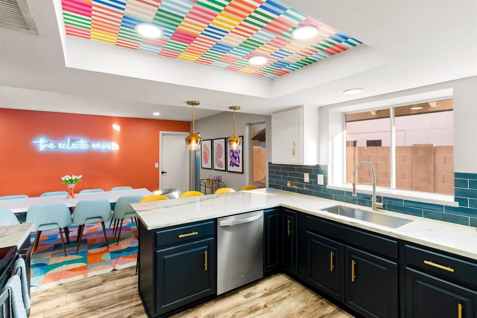 Experience the joy of togetherness in our open floor concept, where the kitchen and dining area seamlessly blend.