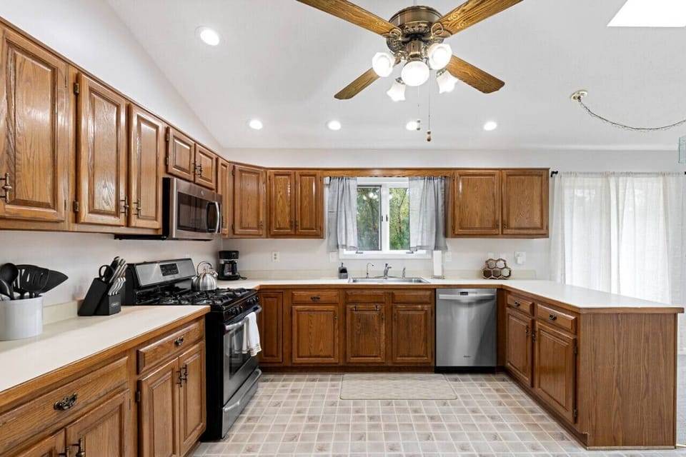 Spacious kitchen with enough room for more than one cook!