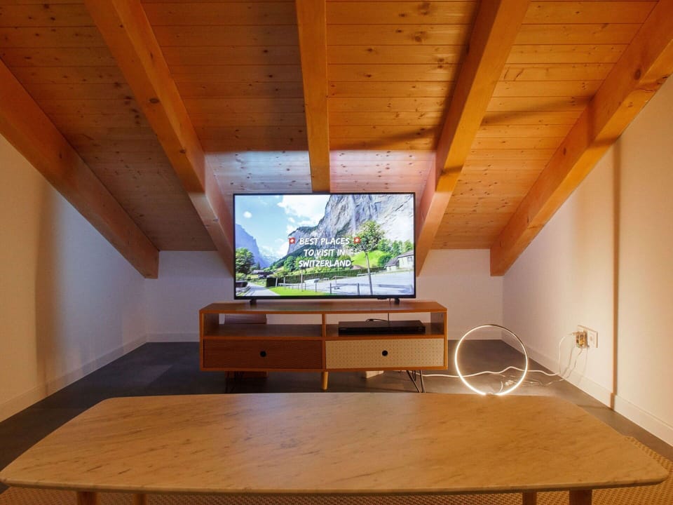 Table, Property, Plant, Building, Wood, House, Television, Interior Design, Desk, Flooring