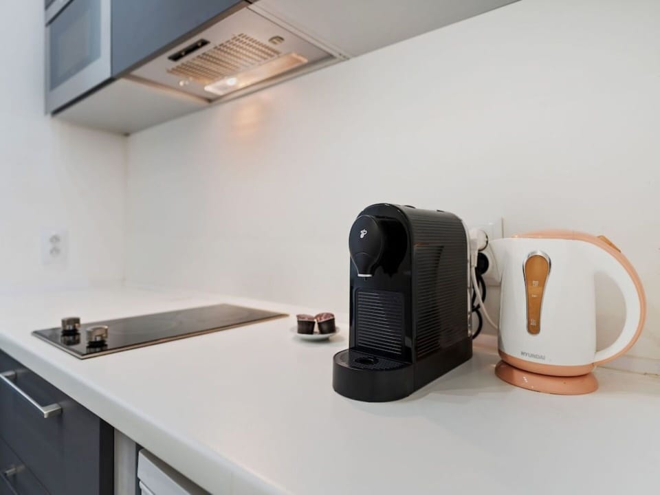 Kitchen Appliance, Small Appliance, Home Appliance, Coffeemaker, Serveware, Countertop, Wood Stain, Cup