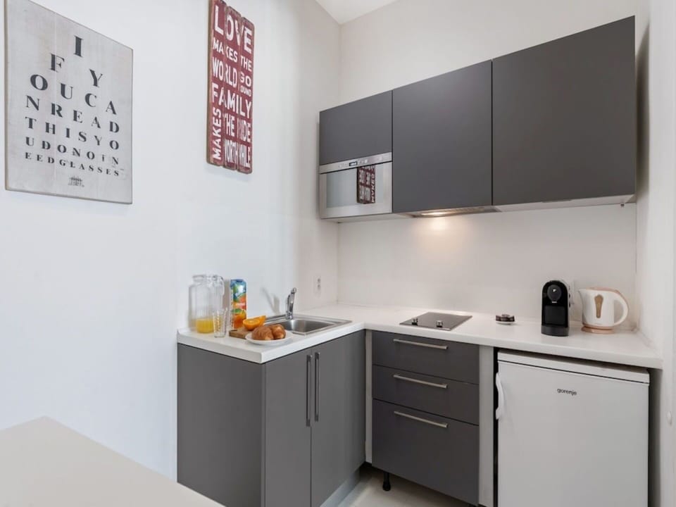 Furniture, Kitchen, Kitchen Appliance, Countertop, Cabinetry, Major Appliance, Interior Design, Home Appliance, Room, Flooring