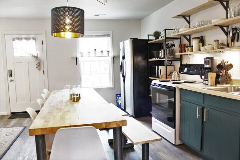 Bright and airy space perfect for delightful meals and unforgettable gatherings!