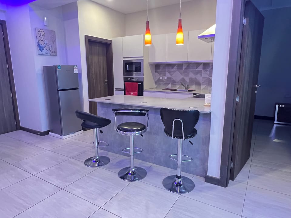 Full Kitchen w/kitchenette