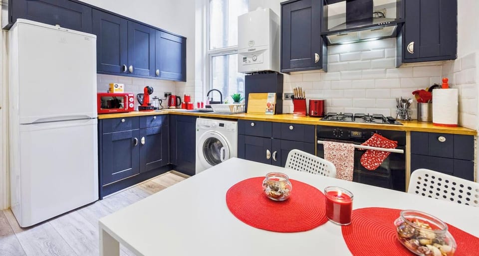 FULL KITCHEN