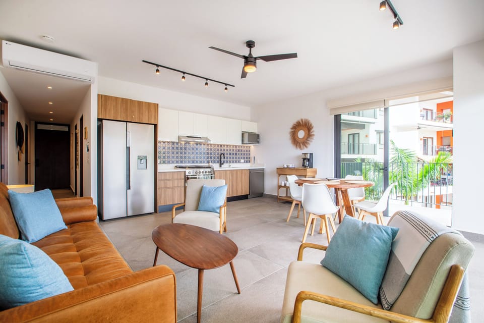 Open layout of the living / dining room and kitchen