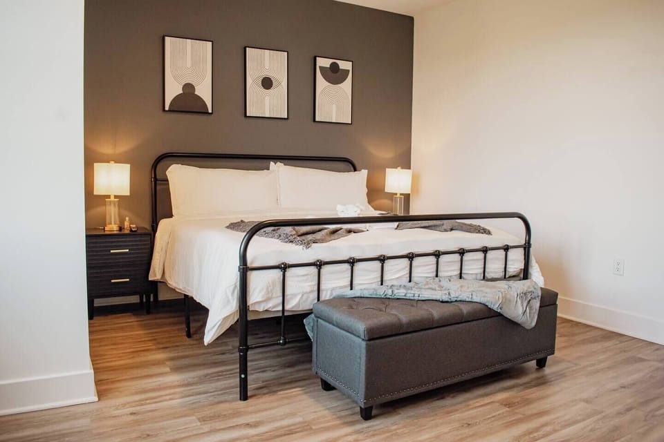 King bed with storage chest 