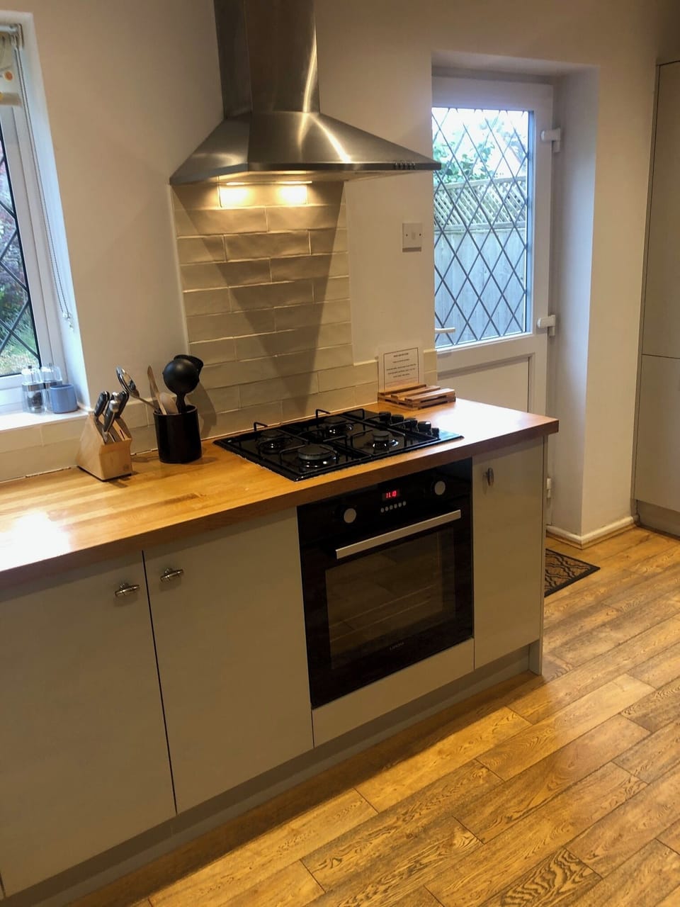 Kitchen cooking facilities - electric oven and gas hob