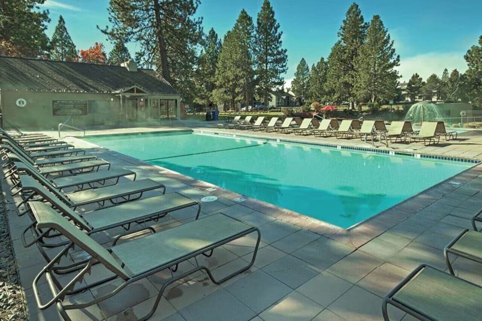 Year around heated pool- pet friendly, adventure base camp to the great outdoors for skiing, golfing, hiking, biking, fishing, rafting, swimming, ice skating, climbing in the great high desert of Oregon near Sun River and Bend.