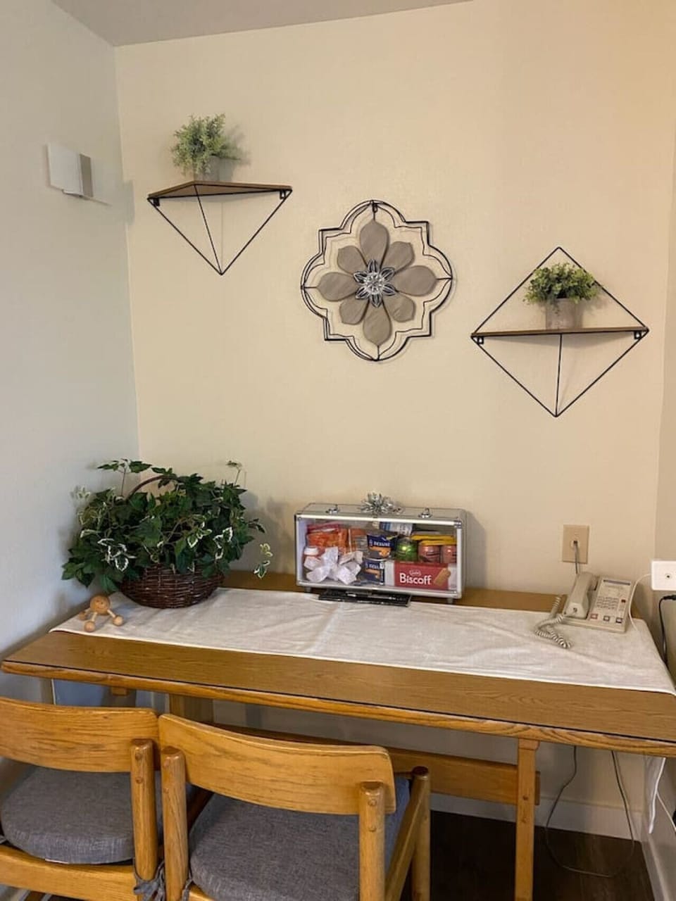 Dining table- pet friendly, adventure base camp to the great outdoors for skiing, golfing, hiking, biking, fishing, rafting, swimming, ice skating, climbing in the great high desert of Oregon near Sun River and Bend.