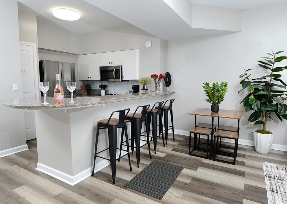 Breakfast Bar seating for 4
Dining Table for 4