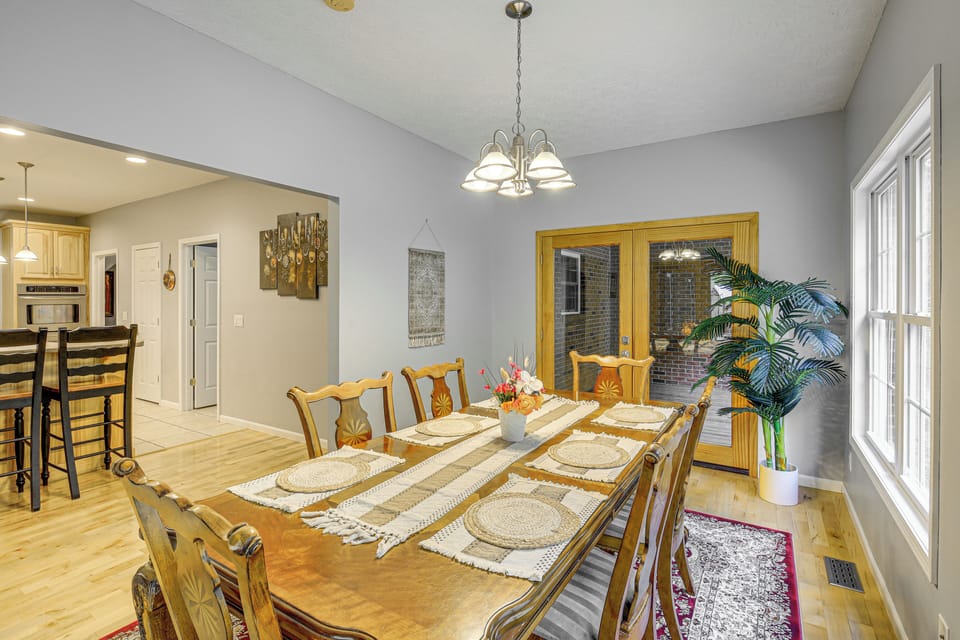 Dining Area | Dishware/Flatware Provided