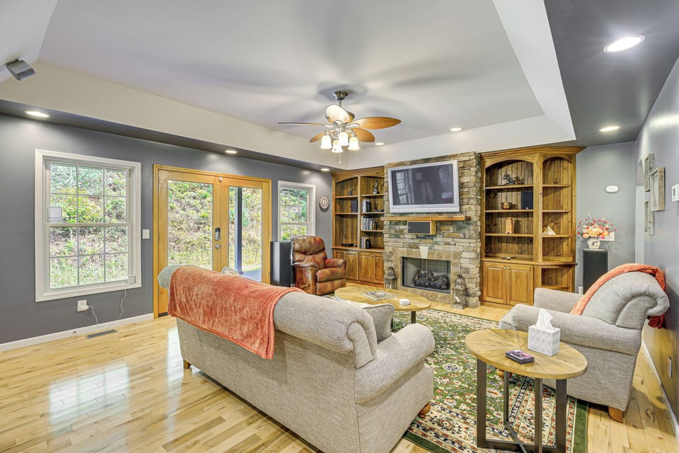 Breaks Vacation Rental | 3BR | 2BA | 2,821 Sq Ft | Stairs Required