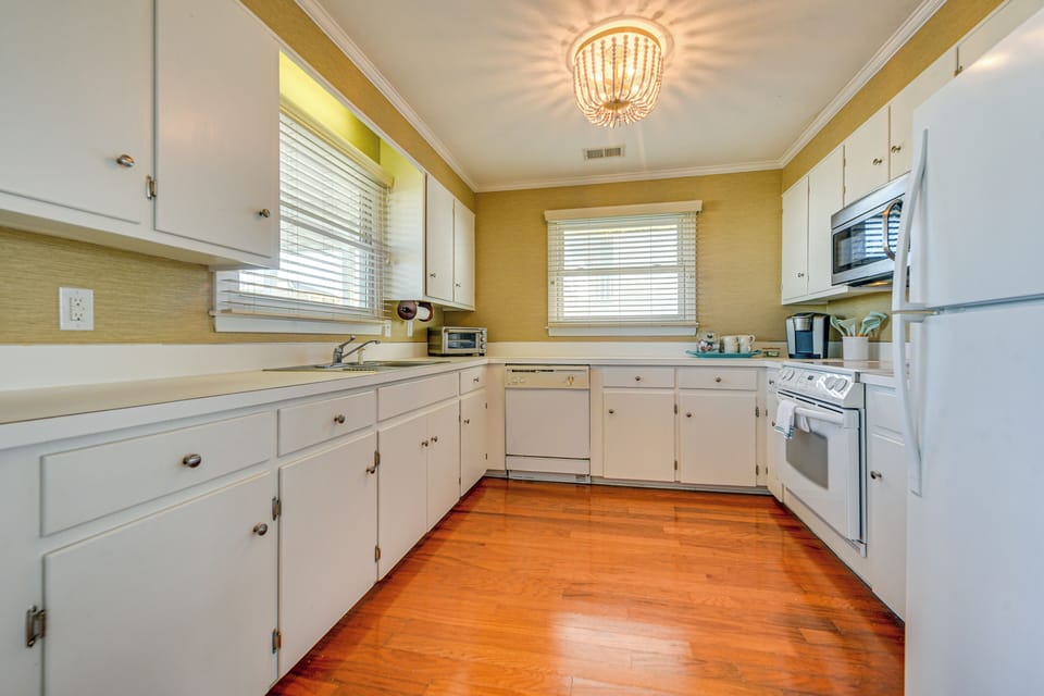 Kitchen | Keurig Coffee Maker | Dishwasher | Cooking Basics