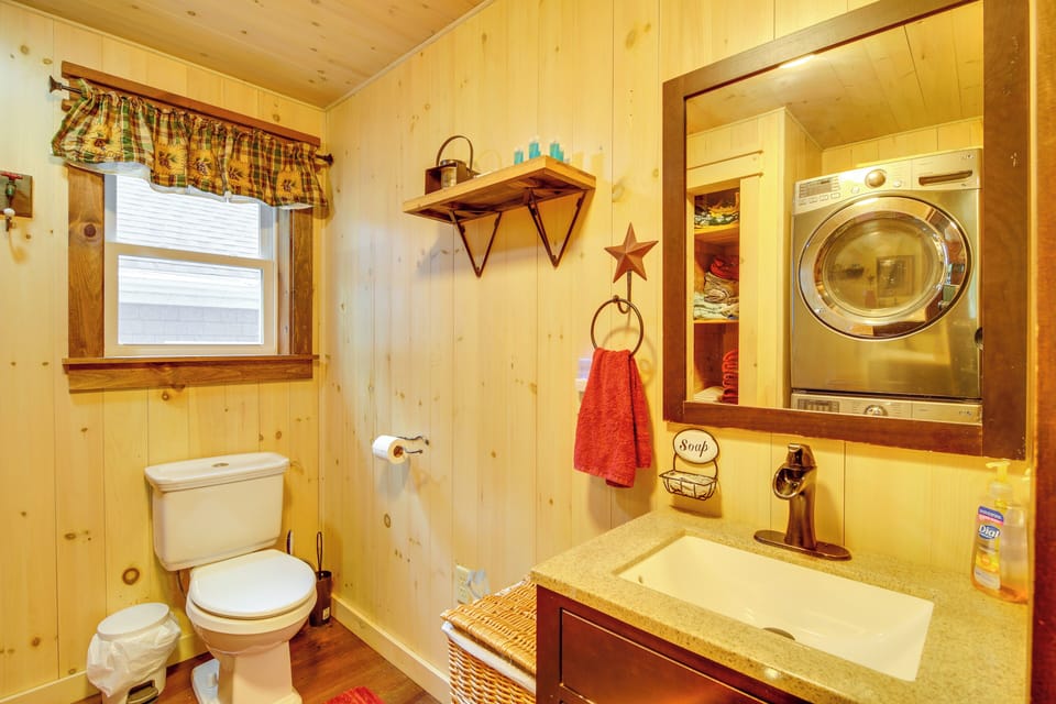 Full Bathroom | Towels Provided | Washer/Dryer | 1st Floor