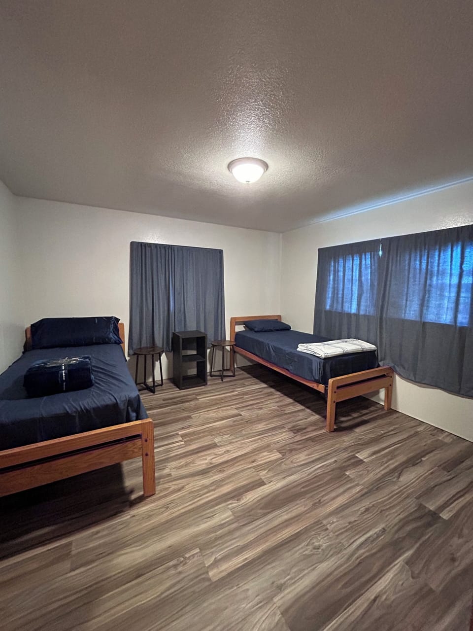 Downstairs bedroom with twin beds