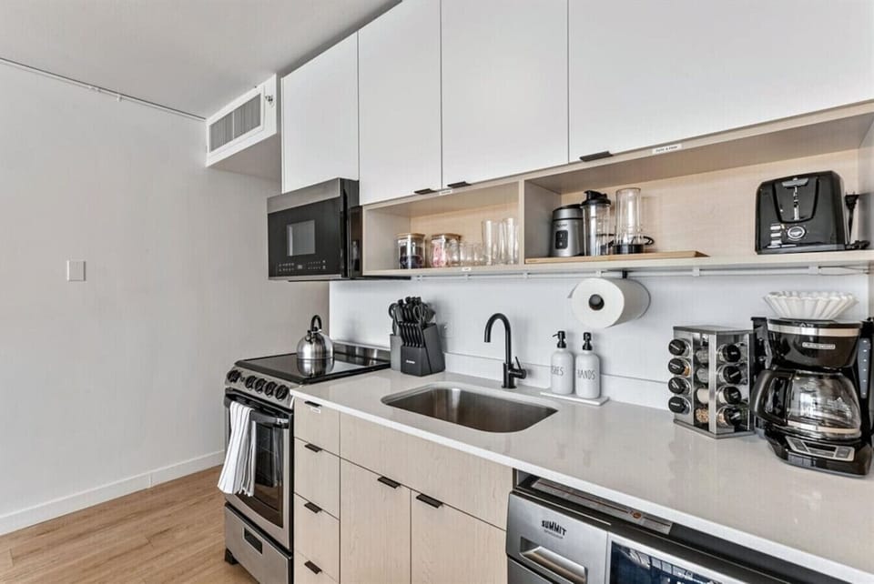✨ Modern kitchen design with ample counter space, sleek black fixtures, and all the small appliances you’ll need for your stay 🥂🍳
