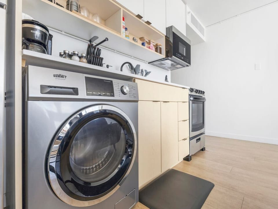 Stay convenient with an in-unit washer, dryer, and a fully equipped modern kitchen for all your cooking needs 🧺🍴