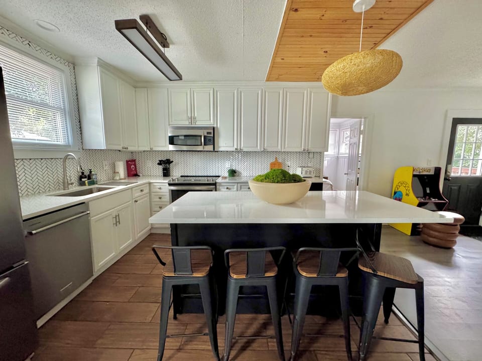 Comfortable kitchen with all major appliances. Refrigerator, Dishwasher, Range and Microwave.