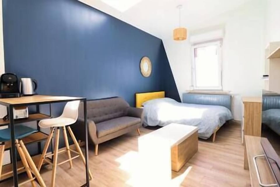 Bel espace salon avec TV connectée, puis de lumière Lit double 140X200 et commode (1)