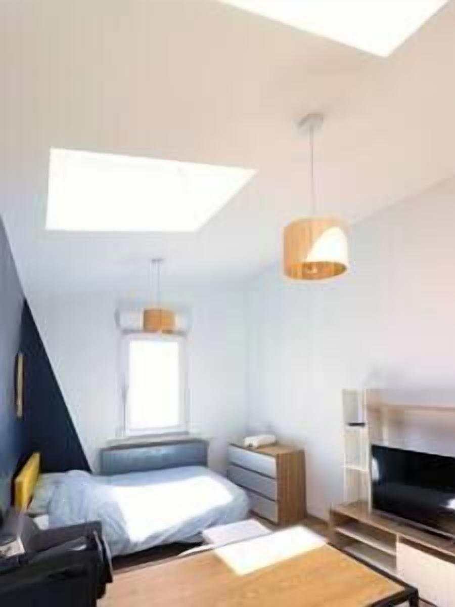 Bel espace salon avec TV connectée, puis de lumière Lit double 140X200 et commode (2)