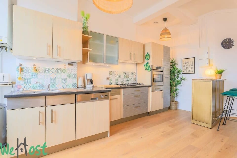 Cuisine équipée avec gazinière, four, cafetière, bouilloire, lave-vaisselle, réfrigérateur avec congélateur, machine à glaçons, micro-ondes.