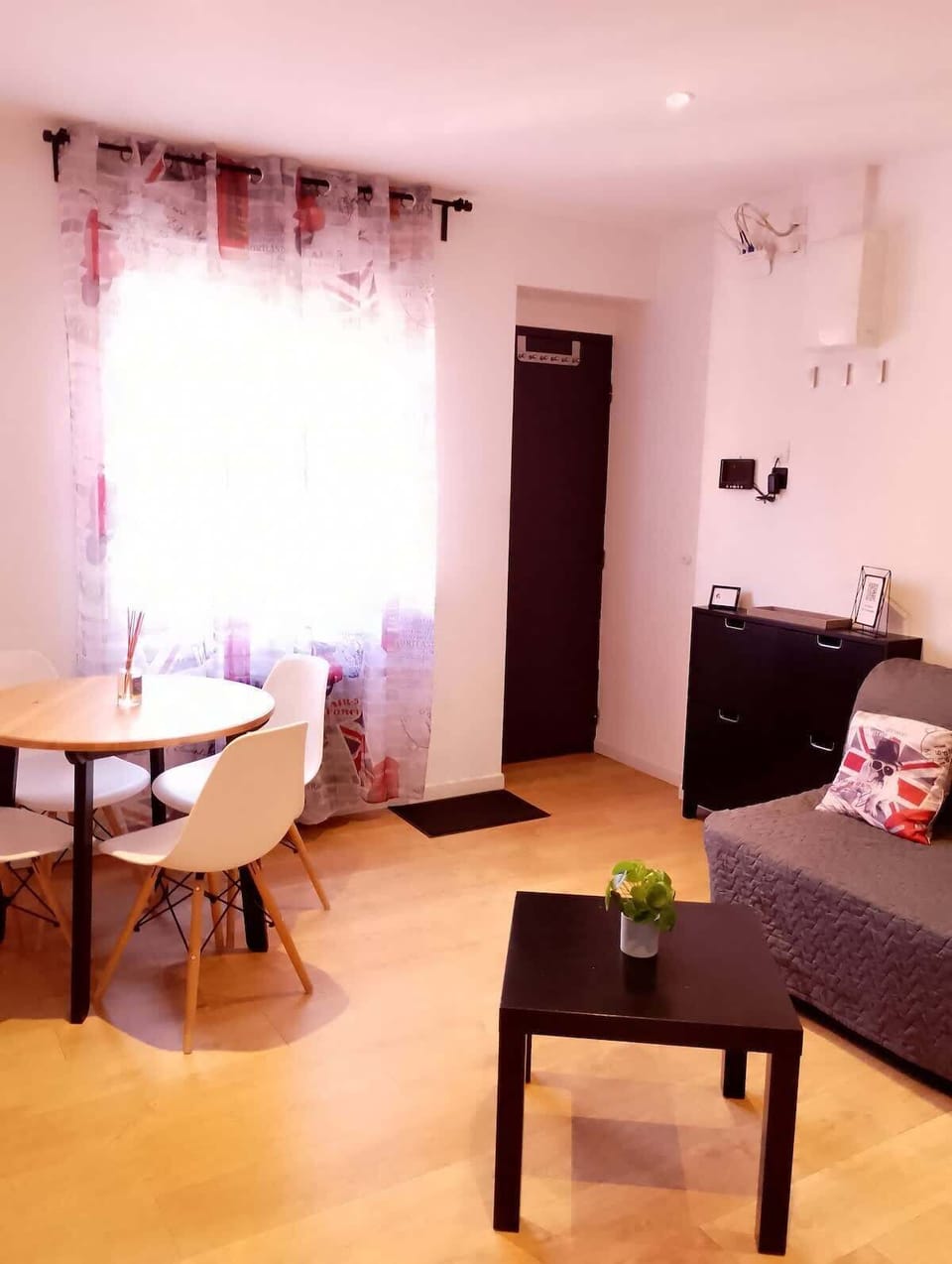 COIN REPAS
TABLE ET 4 CHAISES