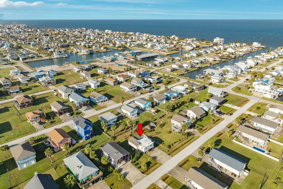 Short drive to the beach or the bay