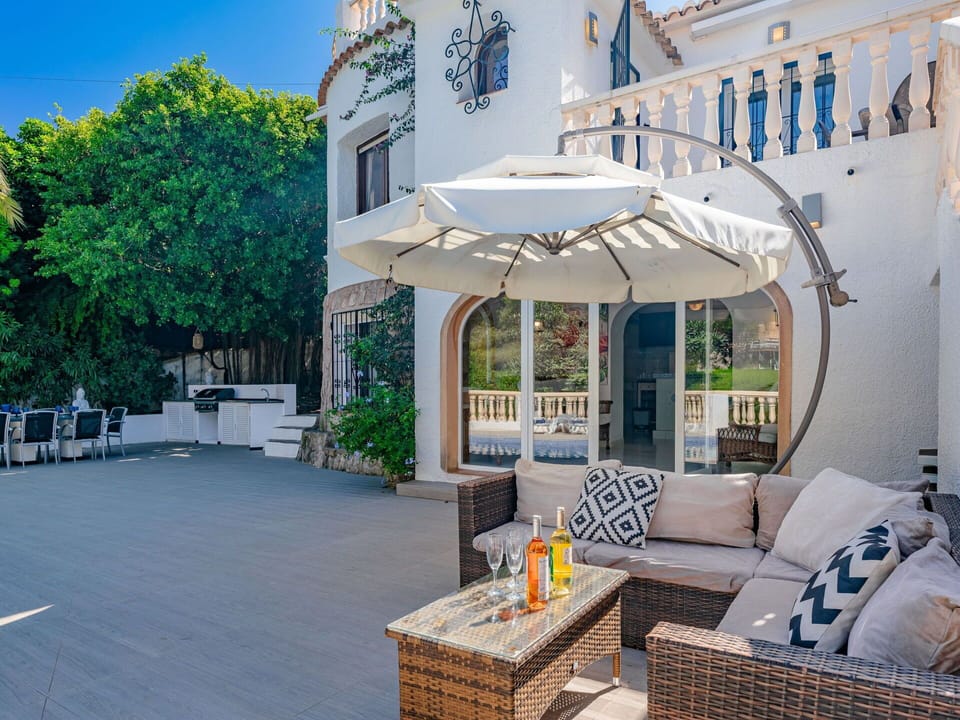 Property, Couch, Sky, Building, Shade, Studio Couch, Outdoor Furniture, Plant, Door, Real Estate