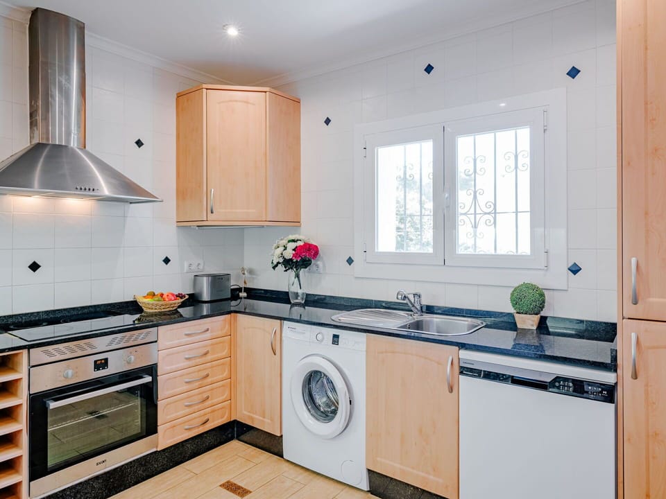 Countertop, Cabinetry, Property, Kitchen Sink, Sink, White, Window, Building, Tap, Kitchen