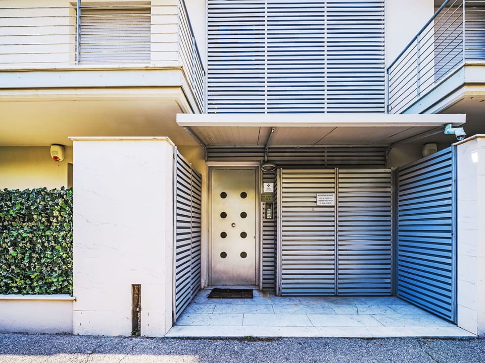 Building, Wood, Shade, Rectangle, Neighbourhood, Road Surface, Composite Material, Brick, Residential Area