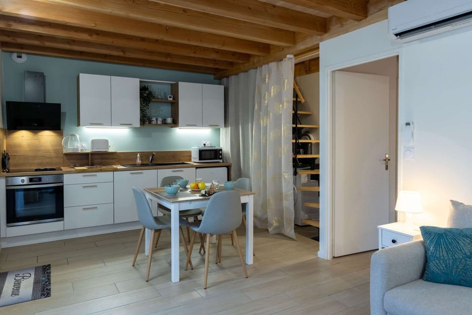 kitchen/dining area