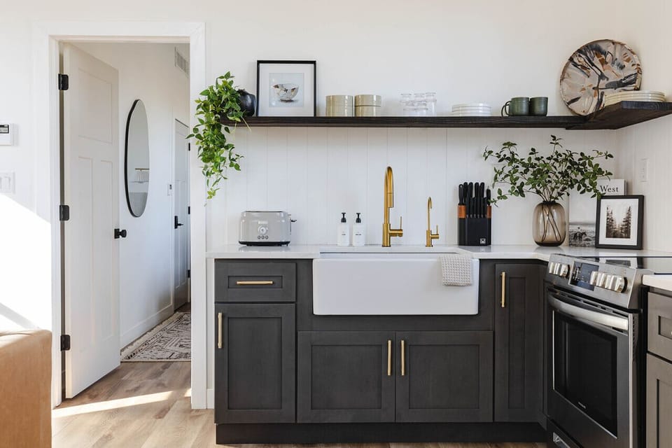 You`ll have everything you need in this well stocked kitchen.