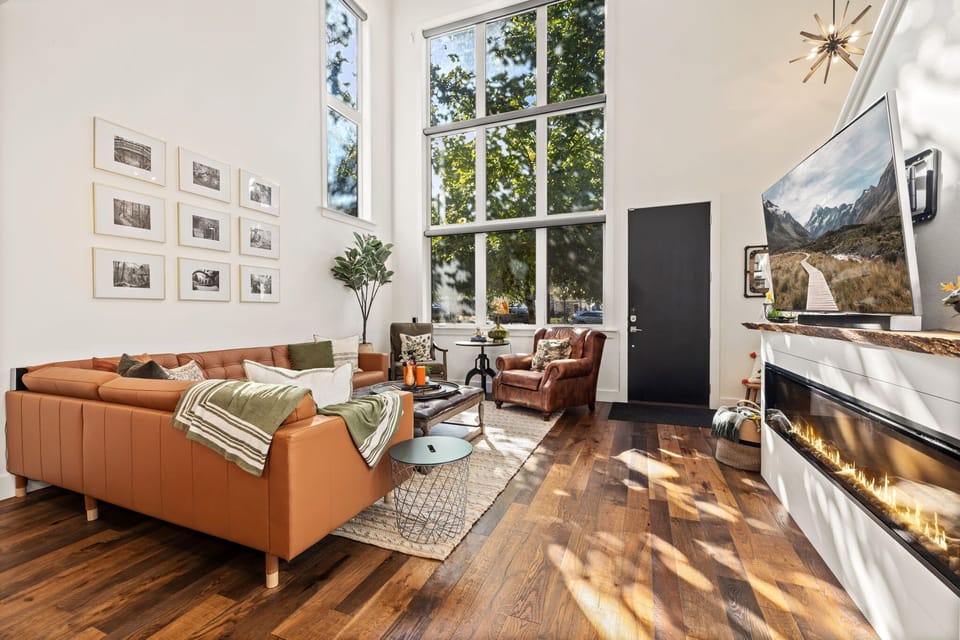 Welcome to the Lofty Pursuit! This modern urban residence boasts high ceilings and an abundance of large windows allowing for ample natural light.
