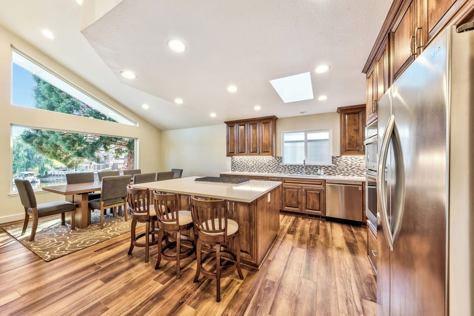 Room for 3 at the kitchen bar for quick meals on the go