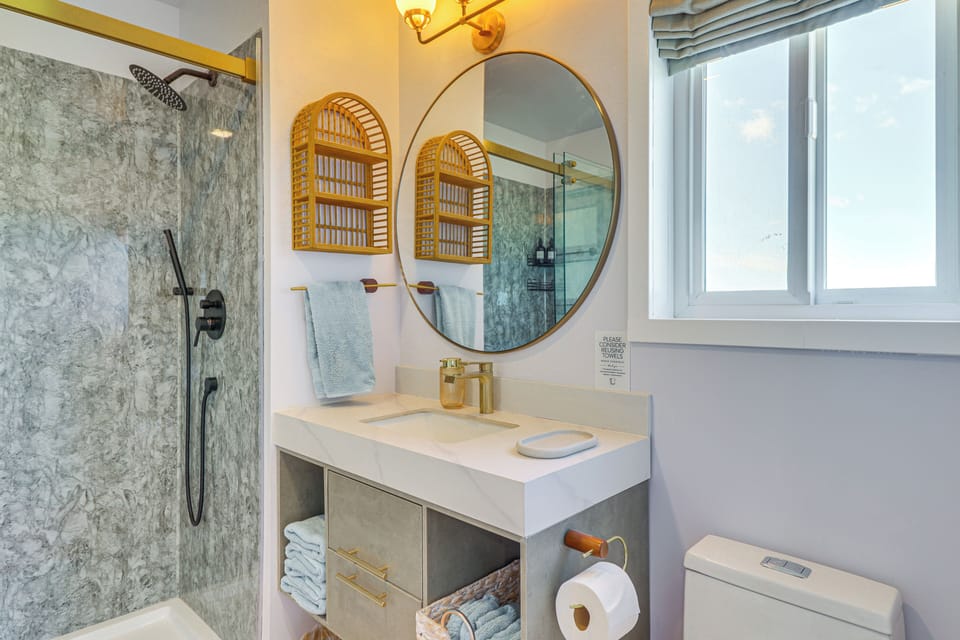 Full Bath | Towels | Hair Dryer | 1st Floor