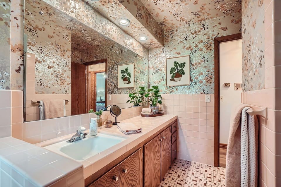 Yes that's original wallpaper and peachy tile!