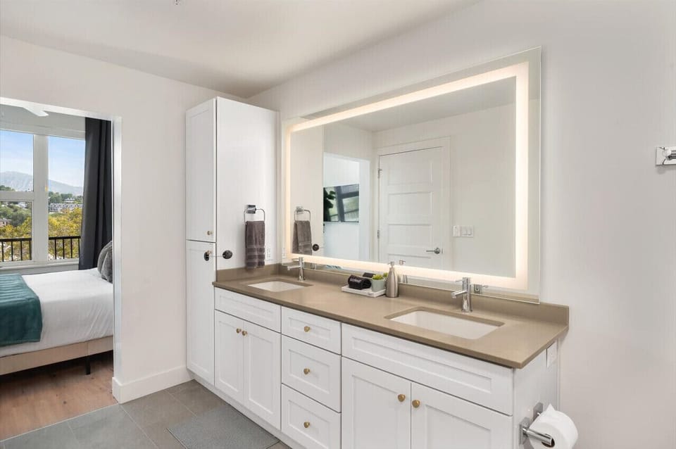 Fully stocked bathroom with Shampoo/Conditioner/Body Wash/ Hair Dryer/Hair Straightener
