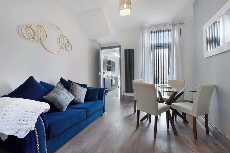 Cosy living room equipped with a SMART TV with Netflix and plenty of space to sit down and relax. 