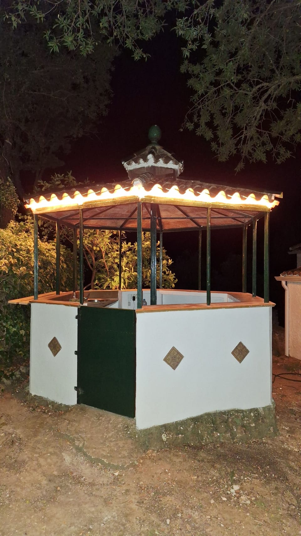 Chiringuito con iluminación nocturna