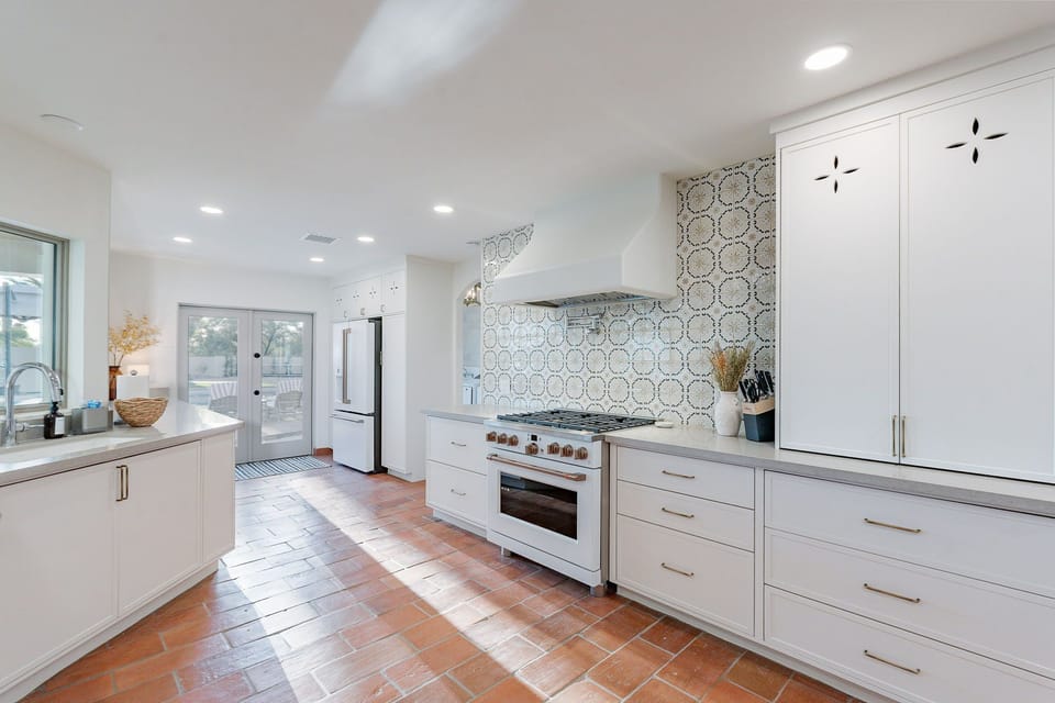 Gas stove/oven with pot filler