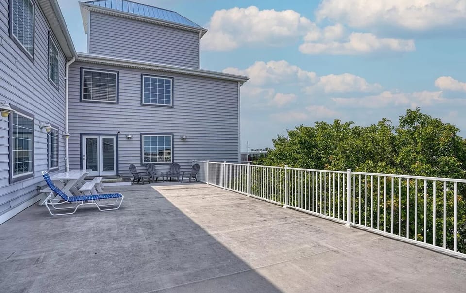 Third floor public balcony/sitting area