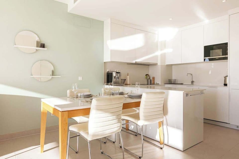 Dining table & kitchen