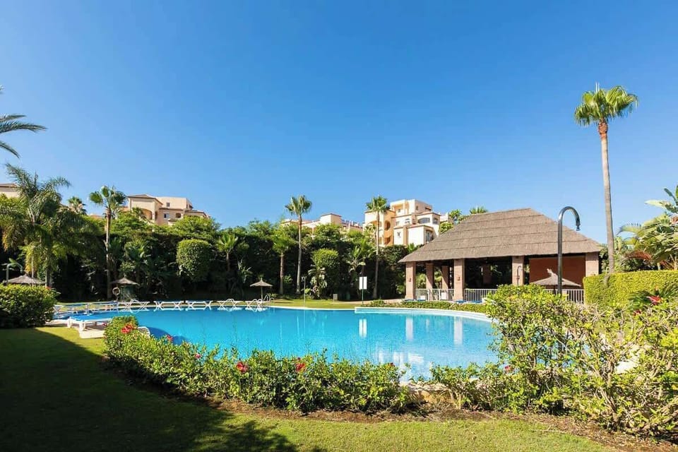 Complex has 5 outdoor pools, an indoor pool and gym. There is 24 hour security at the complex with a guard at the gate. 1 x underground parking space comes with this apartment.