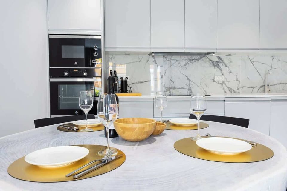 Open plan kitchen and living room. Fully equipped kitchen, comfortable sitting lounge with large glass doors leading to terrace which overlooks Marbella port and the beach.
